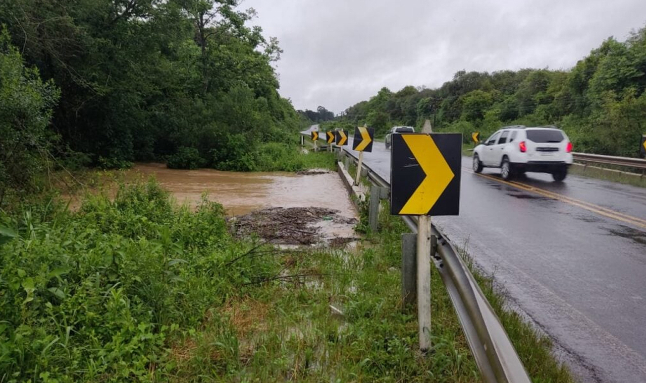 Cinco rodovias continuam bloqueadas por causa dos temporais no PR