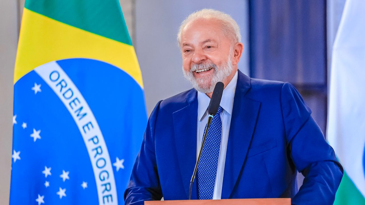 Presidente Lula sanciona o programa Desenrola Brasil com limite para juros do cartão