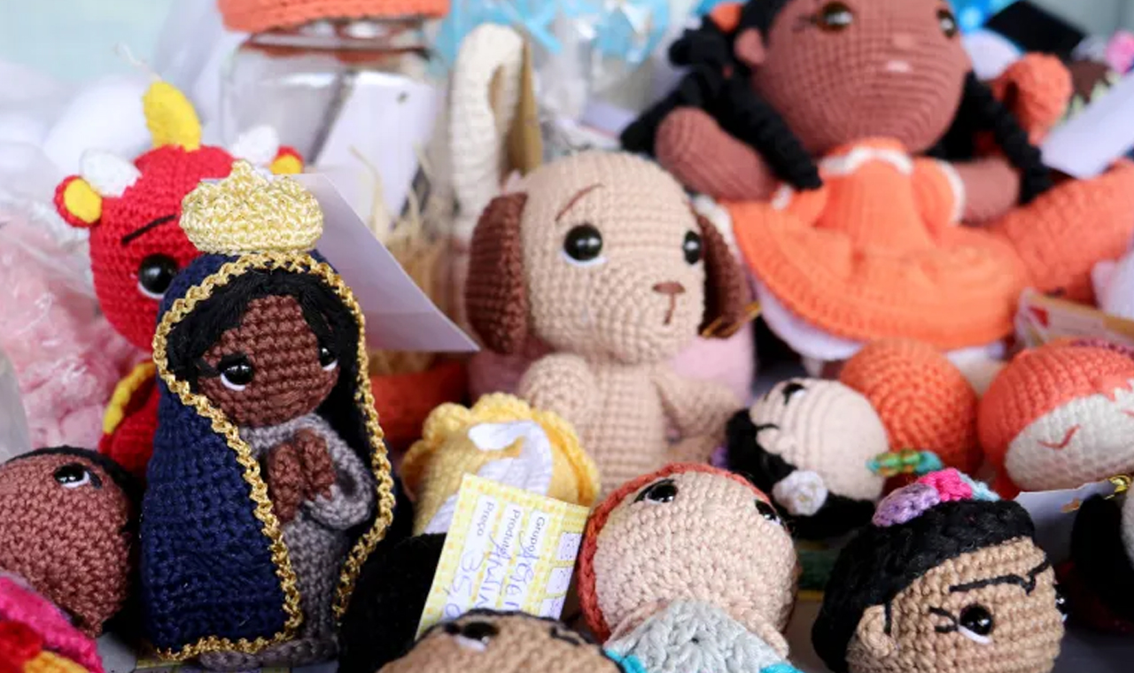Artesãs da Economia Solidária realizam exposição de roupas infantis e produtos diversos em Londrina