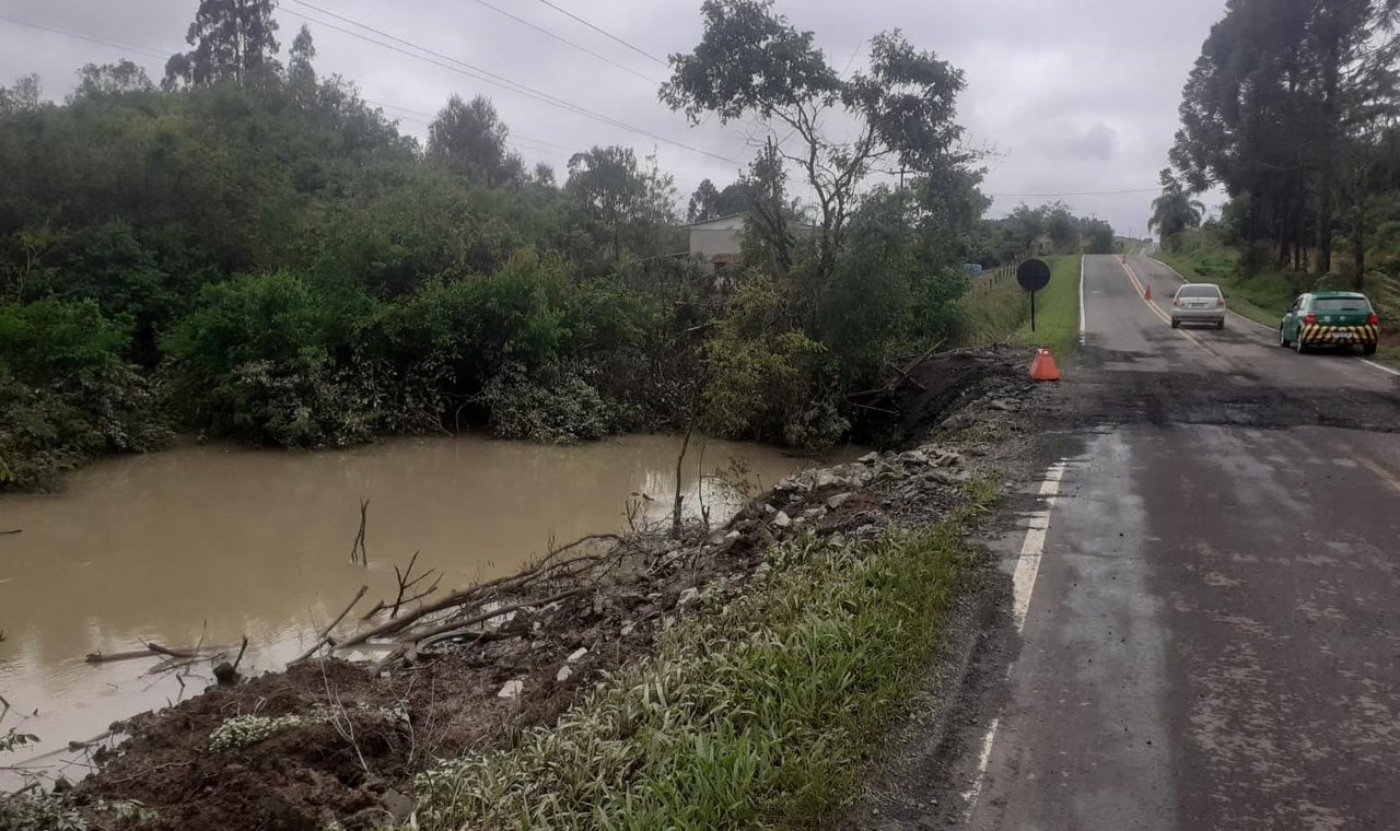 Pelo Paraná, Defesa Civil e Bombeiros seguem apoiando municípios; Rodovias ainda têm bloqueios