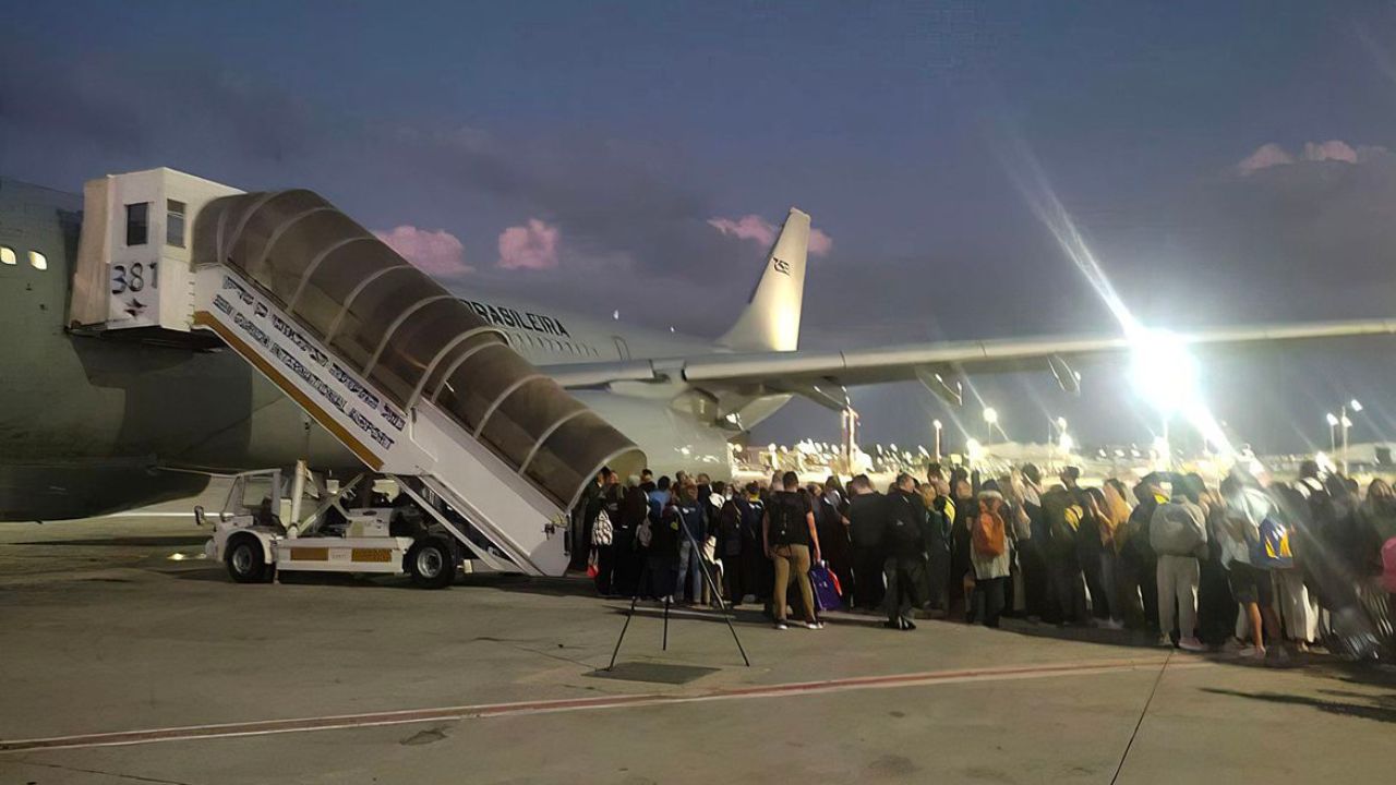 Mais um avião com brasileiros repatriados de Israel chega ao Brasil