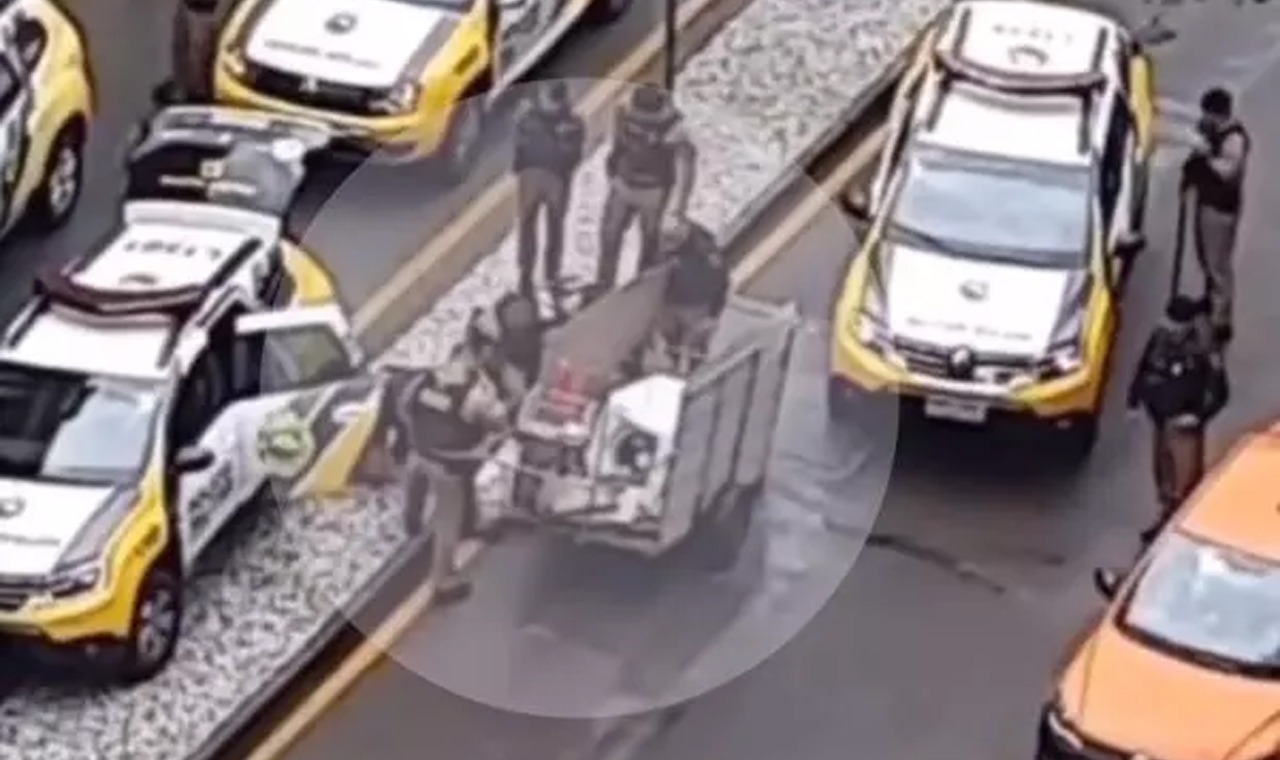 Vídeo: Abordagem policial é gravada e internautas dizem que PM exagerou
