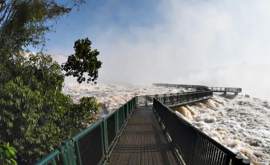 Passarela nas quedas das Cataratas do Iguaçu é reaberta após 46 horas