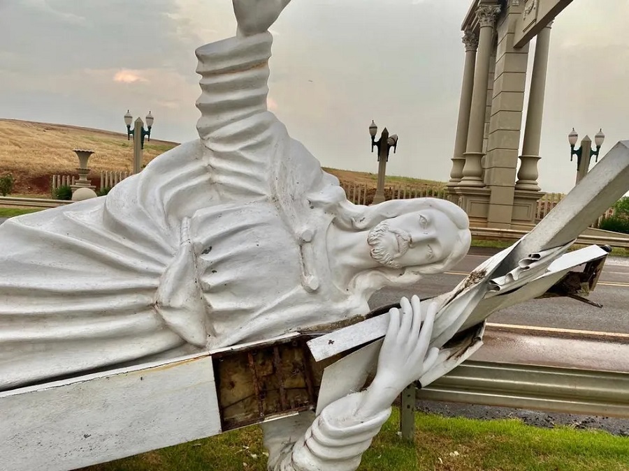 Temporal derruba imagem de Cristo do portal turístico de Lunardelli