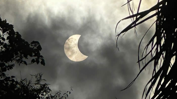 Depois de 29 anos, eclipse parcial do Sol é registrado por londrinenses