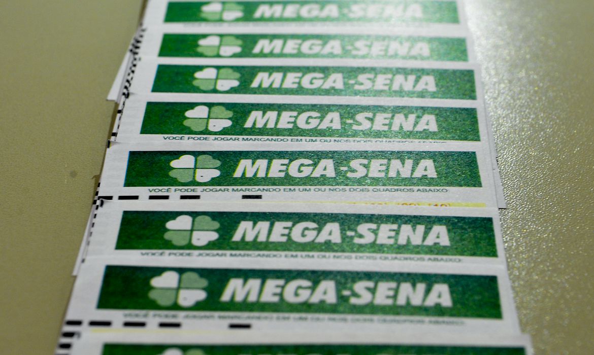 Ninguém acerta as seis dezenas da Mega-Sena e prêmio vai para R$ 40 milhões; No Paraná, seis acertam a quina