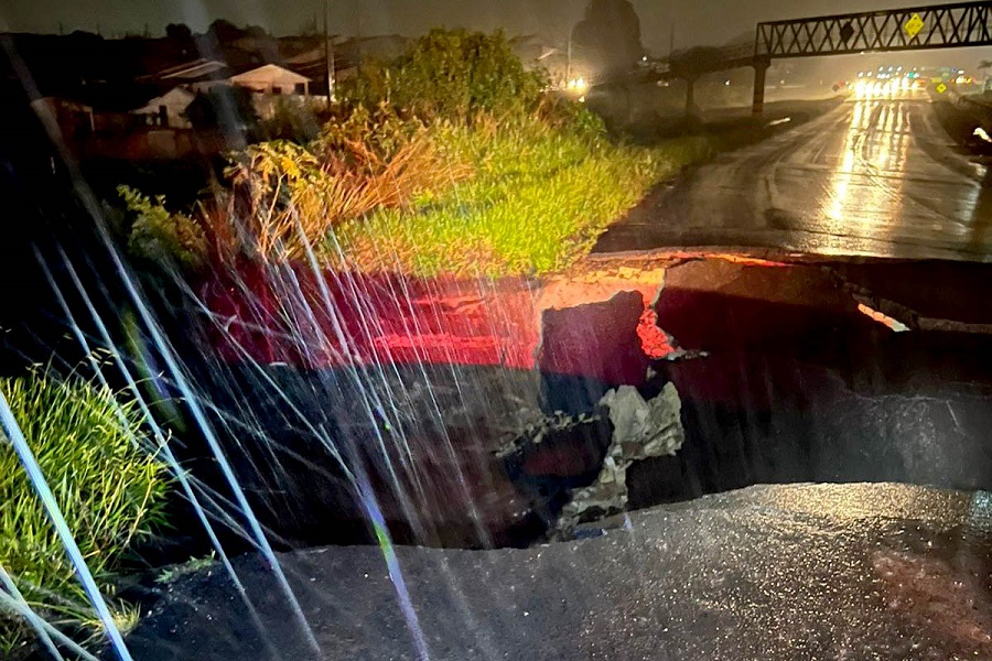 Pavimento da PR-151 cede em Jaguariaíva e tráfego está bloqueado