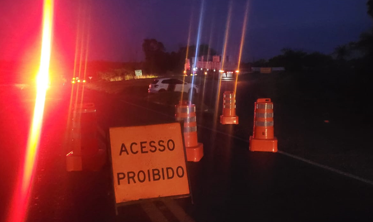 No Paraná, Ponte do Rio Ivaí é bloqueada na PR-323, entre Doutor Camargo e Jussara