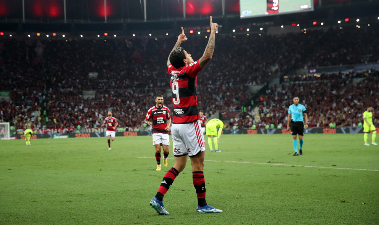 Flamengo derrota Palmeiras e mantém vivo sonho por título