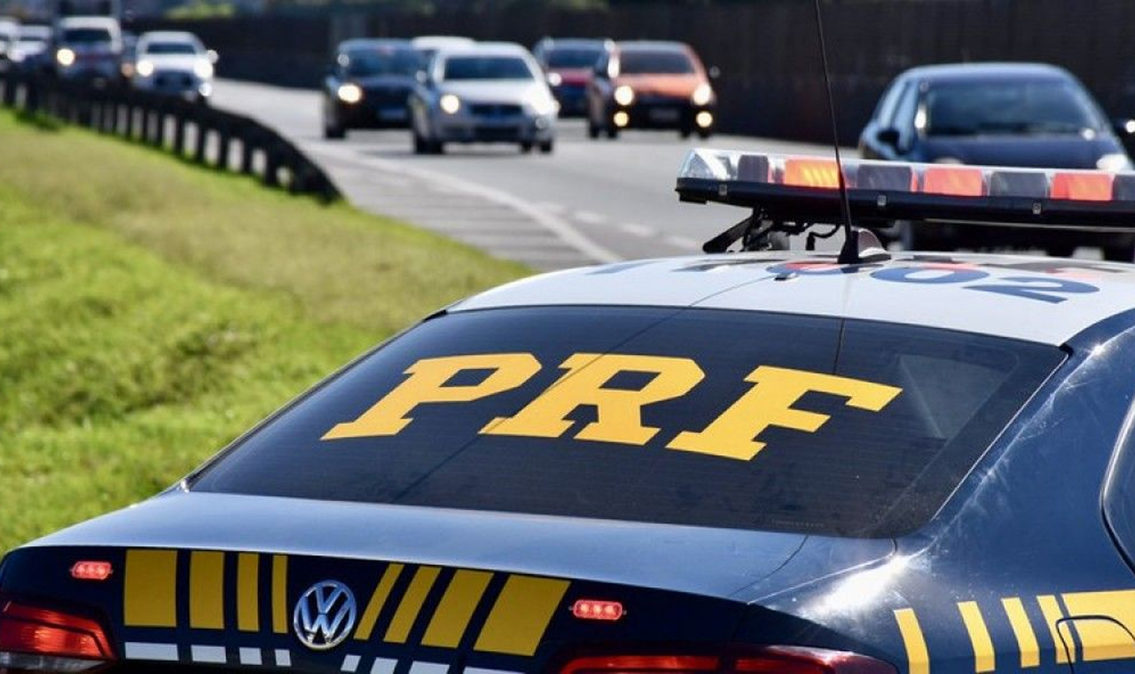Polícia Rodoviária Federal apreende carreta carregada com cigarros contrabandeados