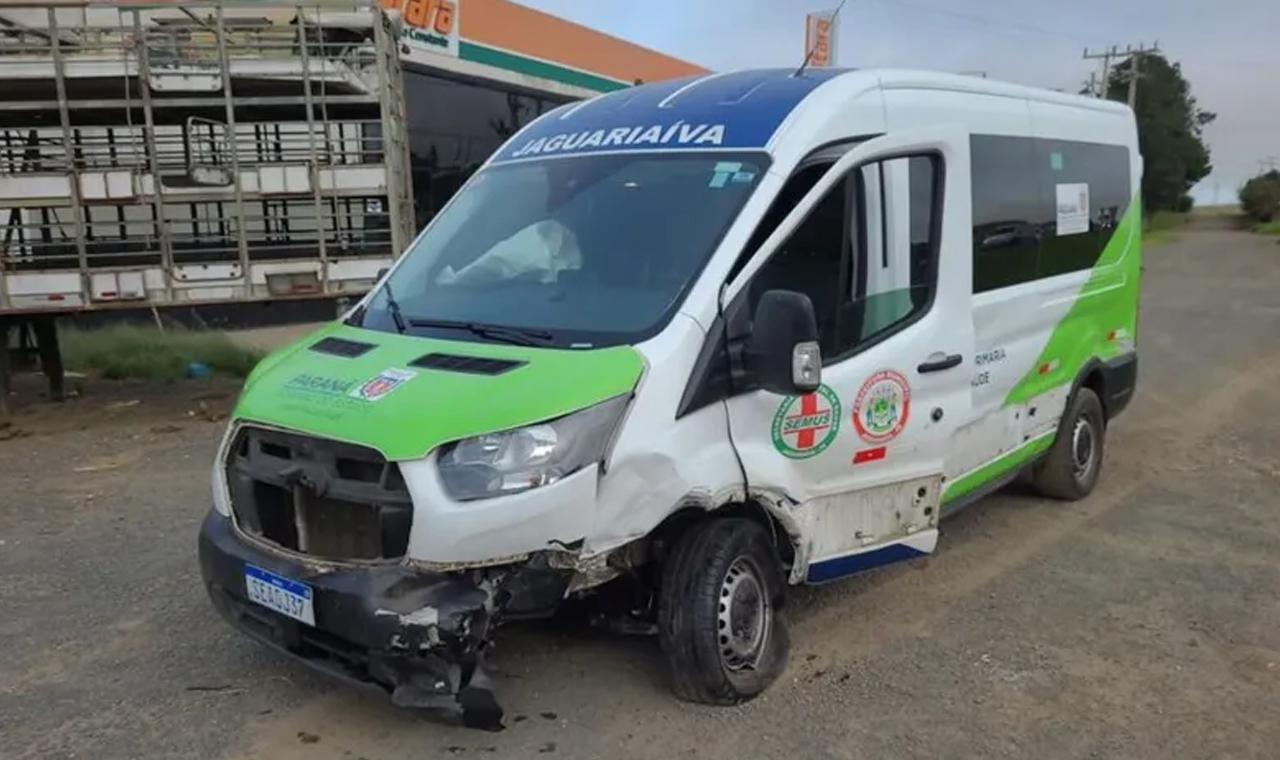 Mulher morre após colisão entre carro e van da saúde no Paraná
