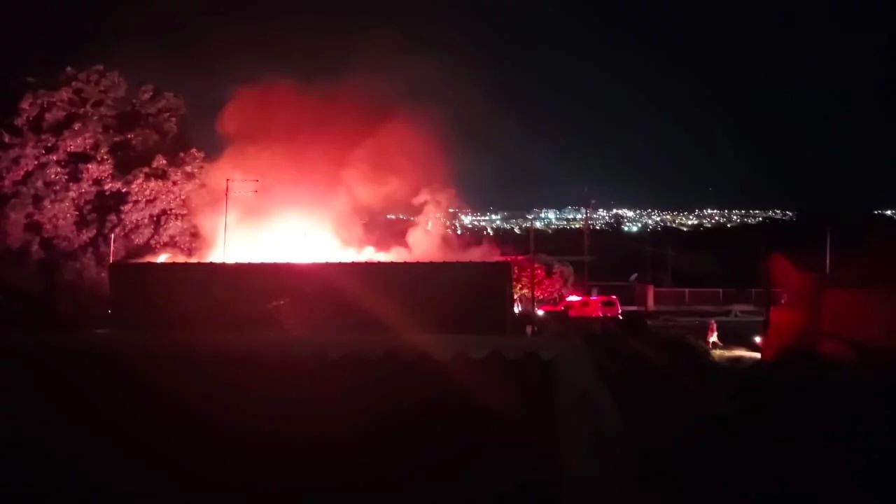 Após ser atingida por raio, residência pega fogo na zona oeste de Londrina
