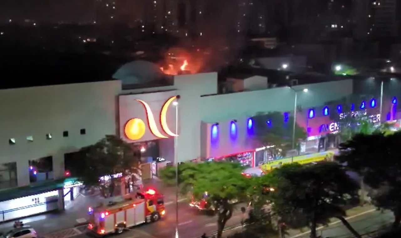 Incêndio atinge shopping no centro de Maringá