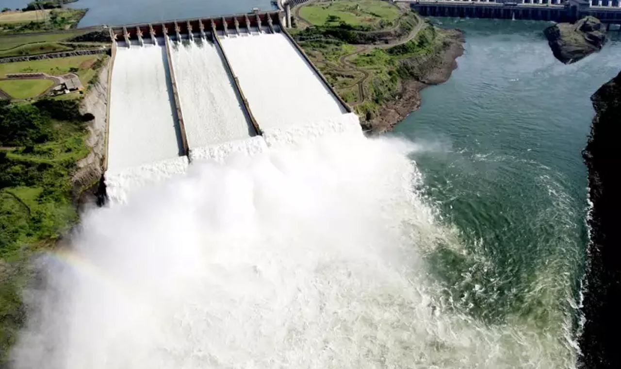 Após fortes chuvas, Itaipu abre vertedouro para escoar excesso de água