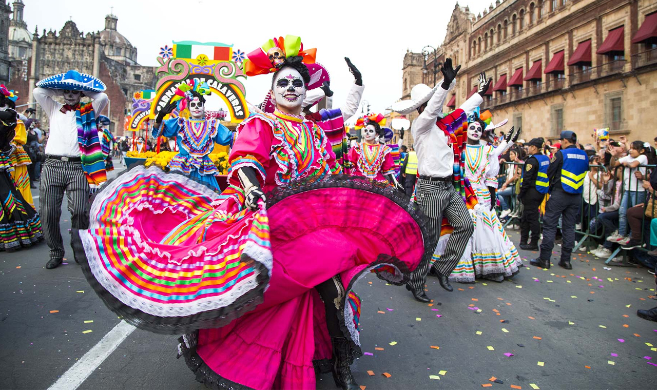 Os mexicanos celebram finados com festa colorida e animada