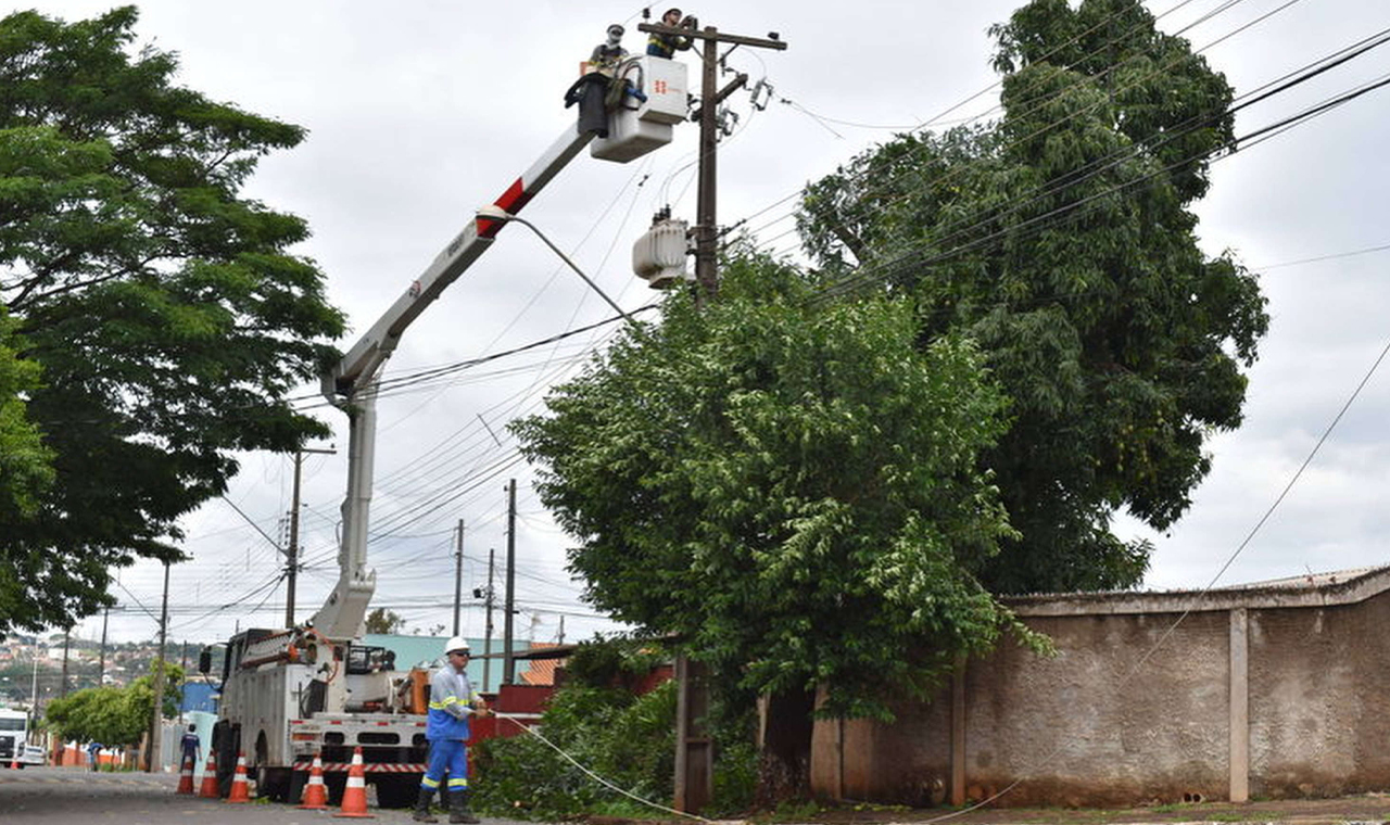 Copel informa que mais de mil profissionais trabalham para restabelecer energia no Paraná