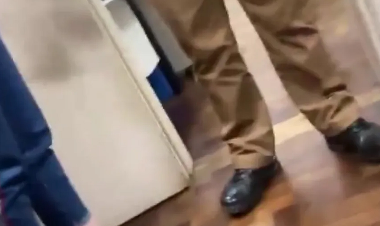 Reunião para discutir racismo em colégio termina em briga entre policial e mãe de aluno