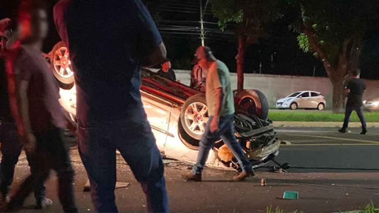 Motociclista morre após bater em carro capotado na BR-369 em Ibiporã