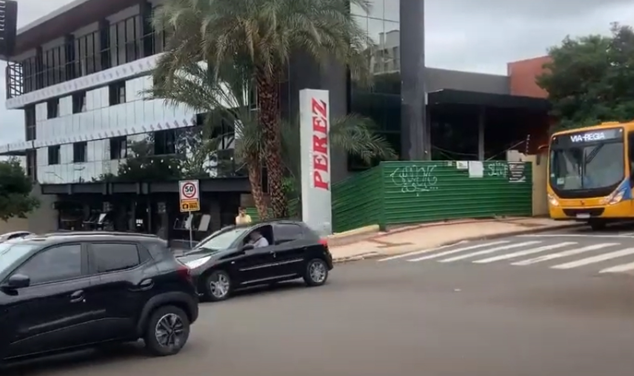 Pedestre é atropelada na faixa de pedestres na avenida JK em Londrina
