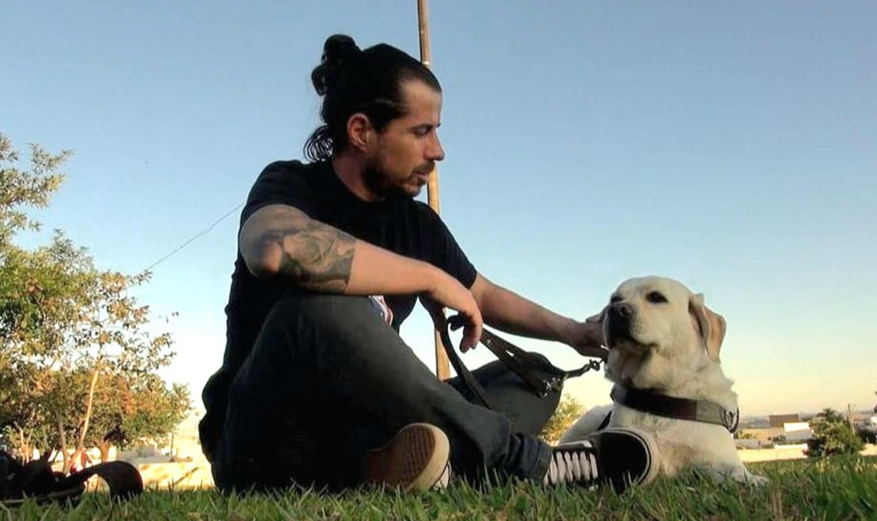 Thiago e Xarife: Deficiente visual fará palestra na UEL sobre relação com cão-guia nesta terça-feira