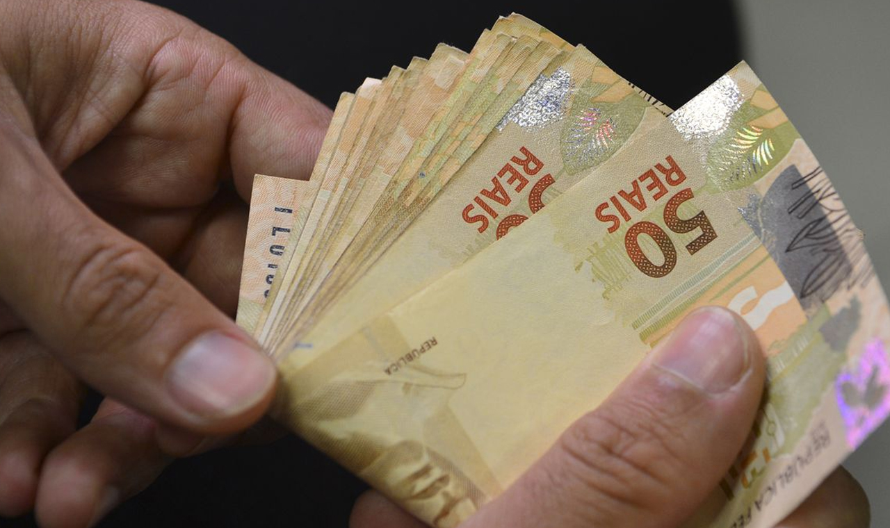 Pagamento do 13º salário injetará R$ 291 bilhões na economia, diz Dieese