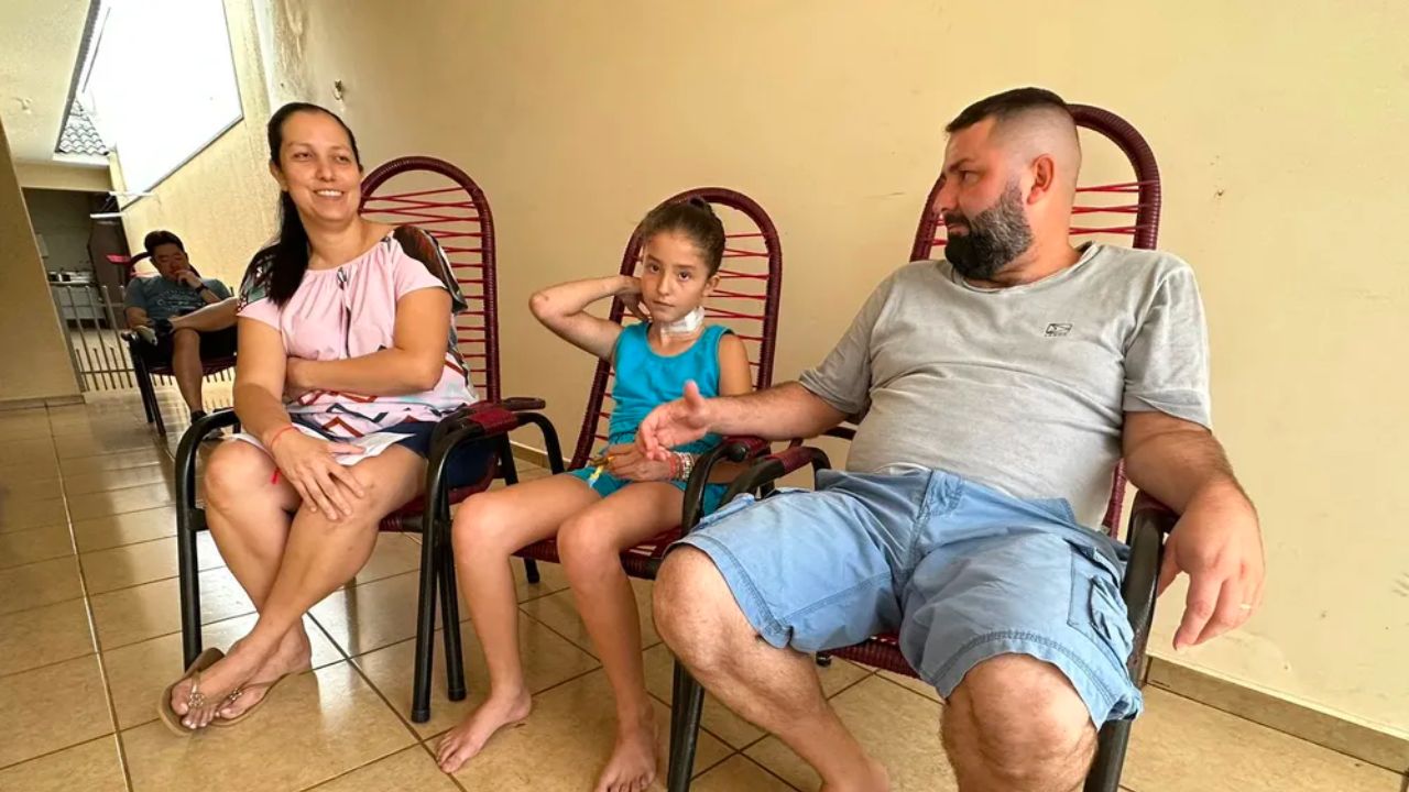 No Paraná, menina que ficou submersa em piscina após prender cabelo em sugador recebe alta hospitalar