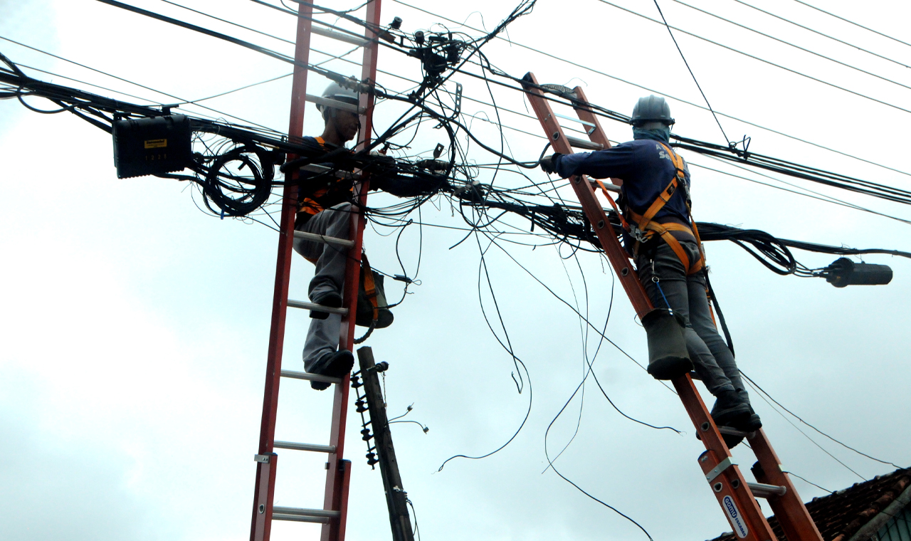 Câmara de Londrina aprova mudança em lei sobre retirada de fios soltos em postes