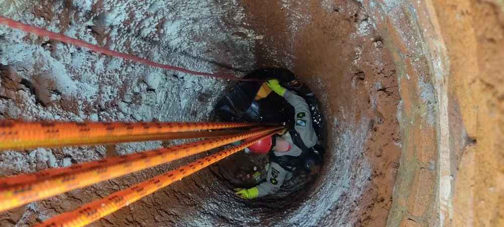 De acordo com a polícia, uma testemunha foi até o local em busca de um homem que estava desaparecido, e sentiu um cheiro forte próximo à casa | Foto: Corpo de Bombeiros
