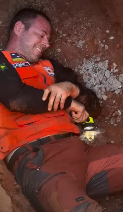 Vídeo: Equipes abrem rua para salvar filhote de cachorro presa em tubulação no Paraná