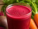Suco de beterraba com cenoura reúne nutrientes que favorecem a circulação e a saúde dos olhos